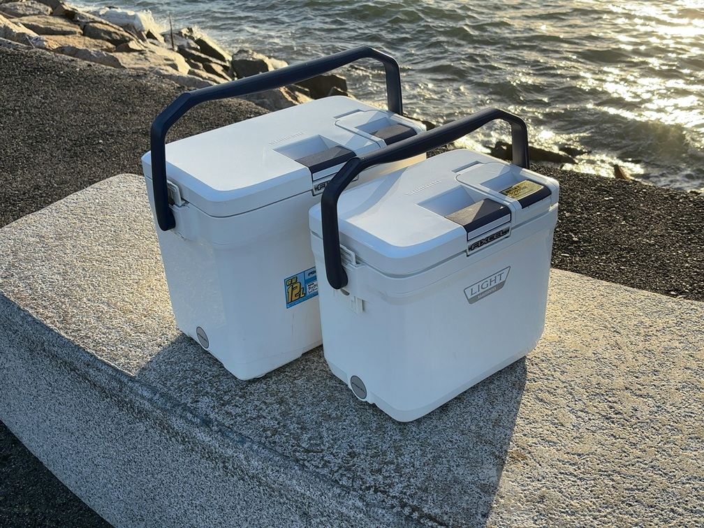 シマノフィクセルライトの9Lと12Lを並べた様子